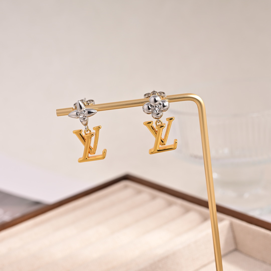 👌👌火爆 大气 LV  新款耳钉🌹🌹LOUIS VUITTON横扫时尚界，走秀款 街拍 经典元素独特见解