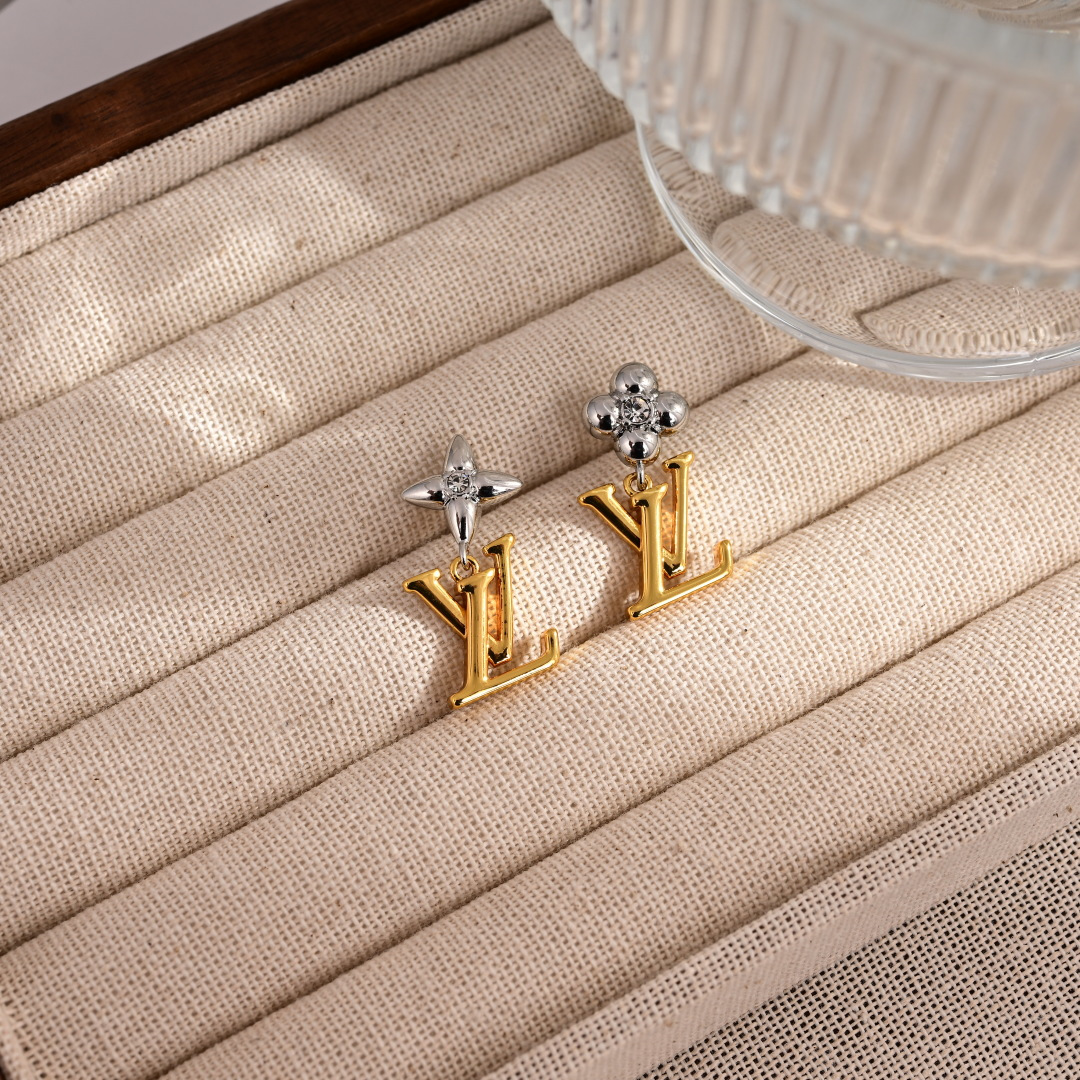 👌👌火爆 大气 LV  新款耳钉🌹🌹LOUIS VUITTON横扫时尚界，走秀款 街拍 经典元素独特见解