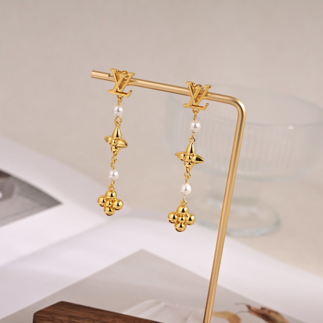 👌👌火爆 大气 LV  新款耳钉🌹🌹LOUIS VUITTON横扫时尚界，走秀款 街拍 经典元素独特见解