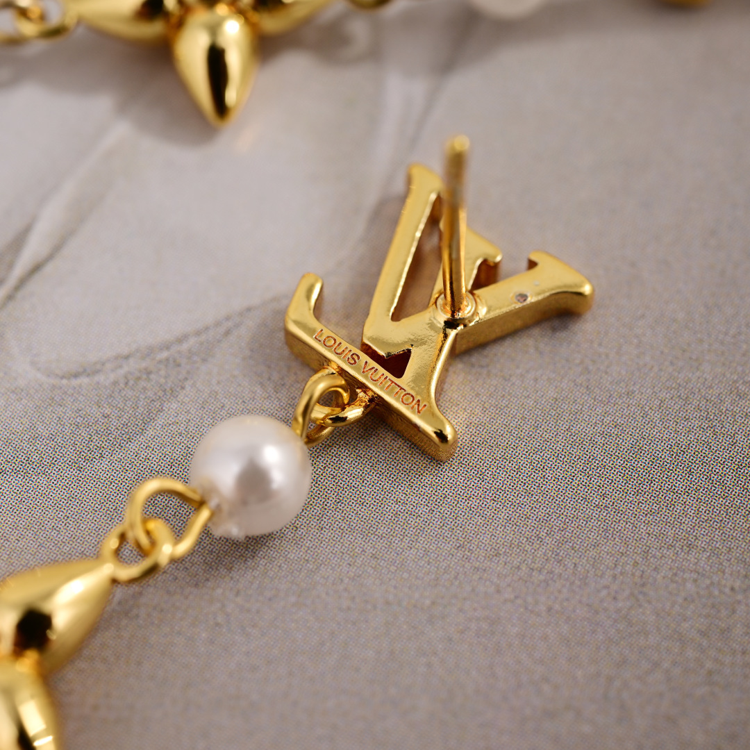 👌👌火爆 大气 LV  新款耳钉🌹🌹LOUIS VUITTON横扫时尚界，走秀款 街拍 经典元素独特见解