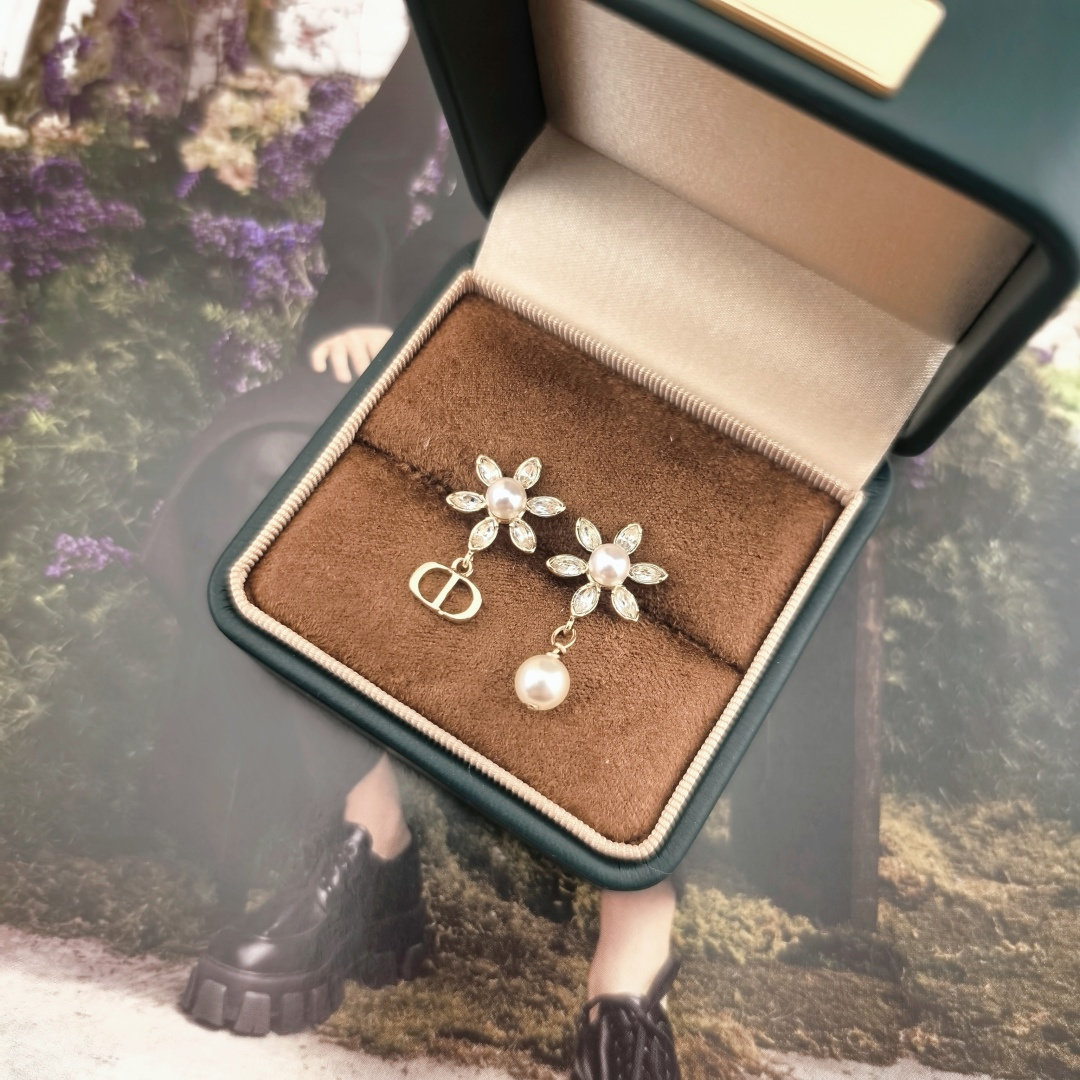 👌👌Dior 迪奥 耳钉 专柜新款上市 美得不要不要的 唯美 浪漫 人手必备款 火爆小红书 精选专柜🆕一