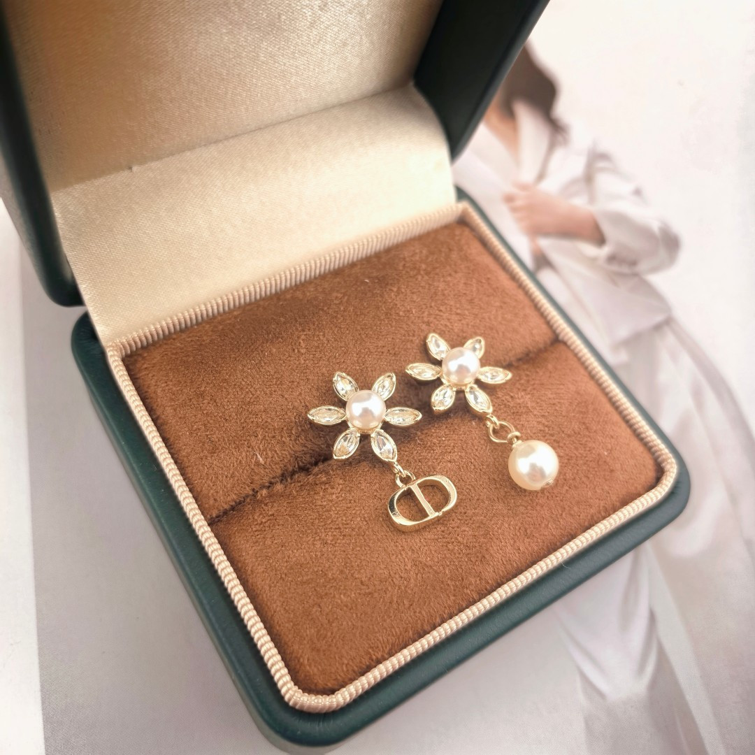 👌👌Dior 迪奥 耳钉 专柜新款上市 美得不要不要的 唯美 浪漫 人手必备款 火爆小红书 精选专柜🆕一