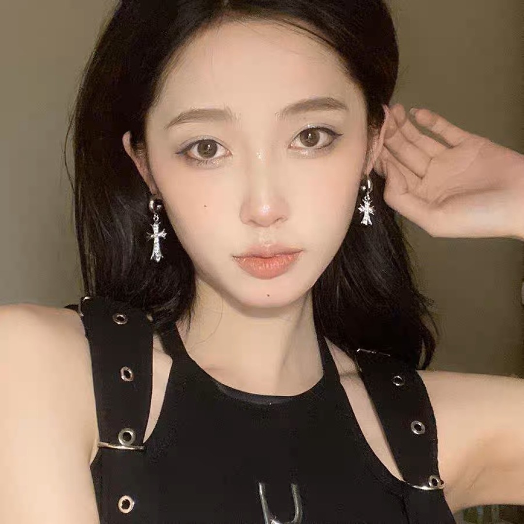 ❤️克罗心这个品牌不是很熟悉，但这个牌子在美国可是异常火爆，中国不少富二代也是品牌追随者。品牌最初是以银