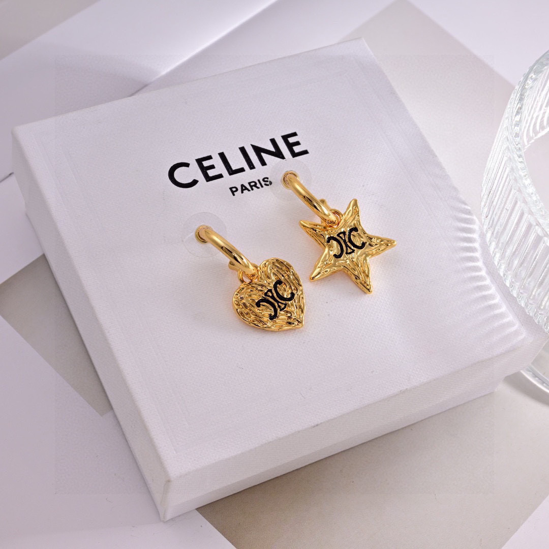 ❤️Celine 新款耳环👄❤️与众不同的设计 个性十足 颠覆你对传统耳环的印象 使其魅力爆灯