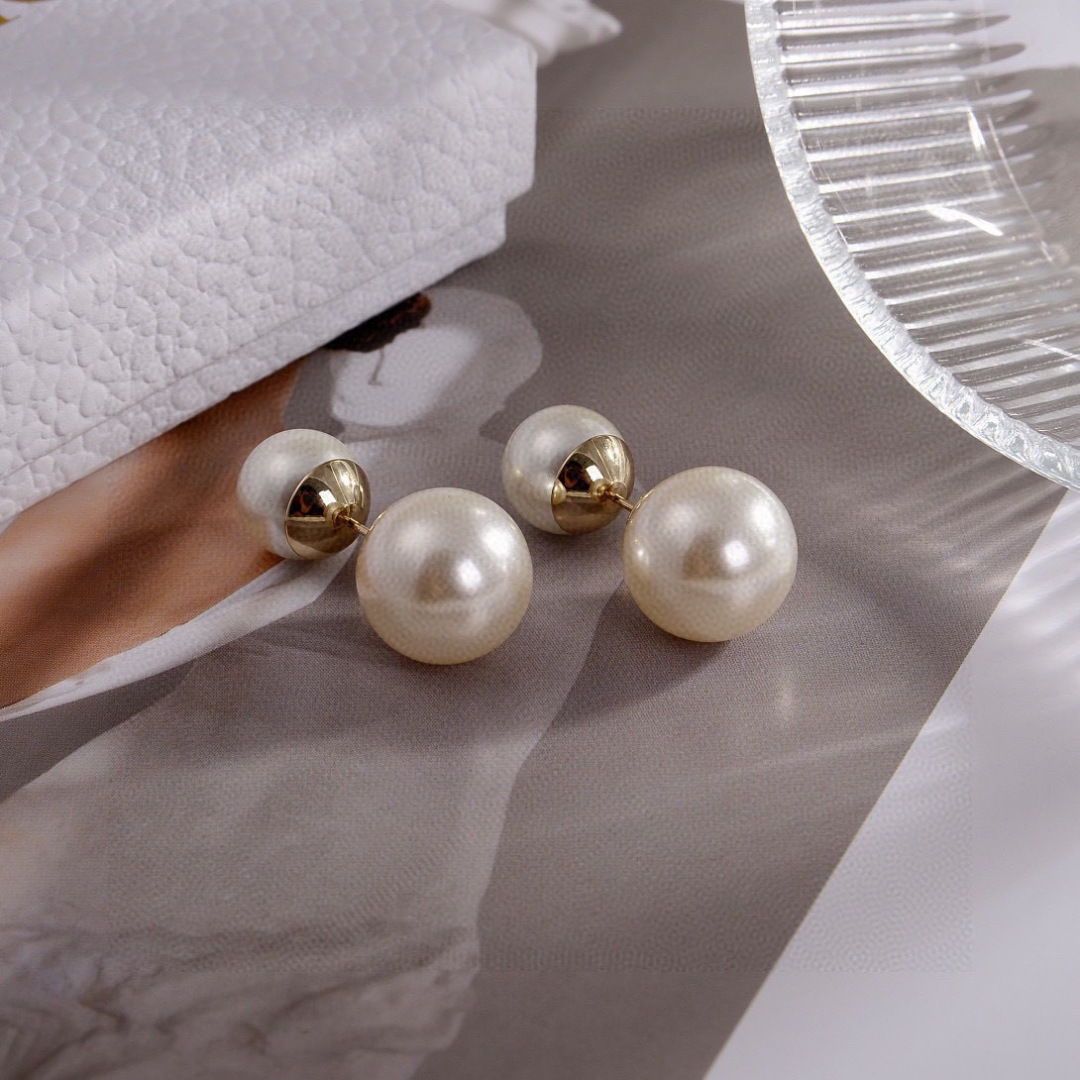 迪奥 新款👼一线大牌都爱的Dior·迪奥 新品耳环 金属质感逆袭版字母潮范儿抢风头  完全胜任现代年轻人