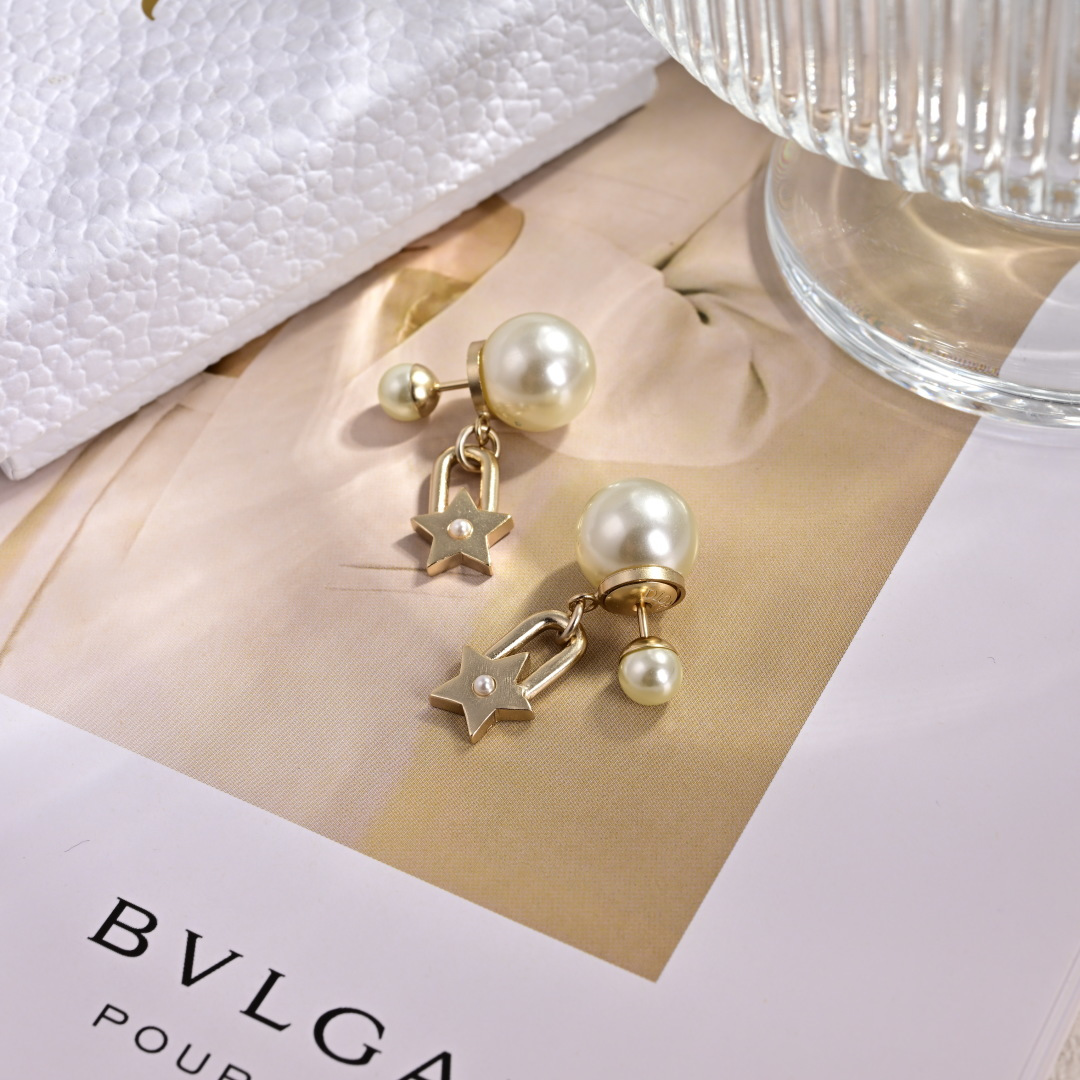 ❤️迪奥 新款👼一线大牌都爱的Dior·迪奥 新品耳环 金属质感逆袭版字母潮范儿抢风头  完全胜任现代年