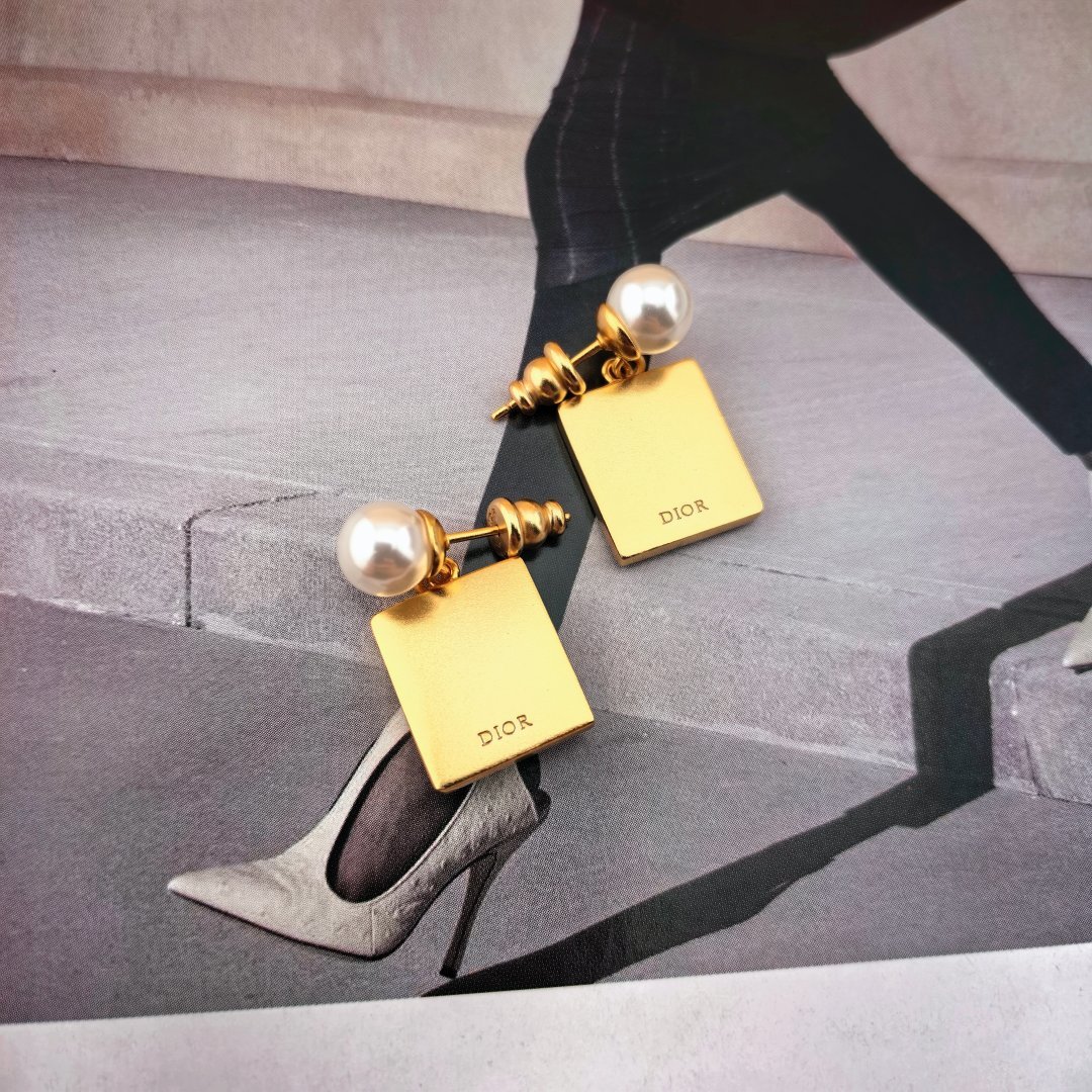 ❤️迪奥 新款👼一线大牌都爱的Dior·迪奥 新品字母耳环 金属质感逆袭版字母潮范儿抢风头  完全胜任现