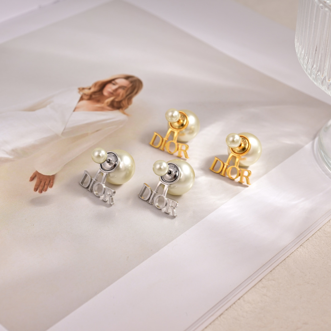 👌👌Dior 迪奥 耳钉 专柜新款上市 美得不要不要的 唯美 浪漫 人手必备款 火爆小红书 精选专柜🆕一