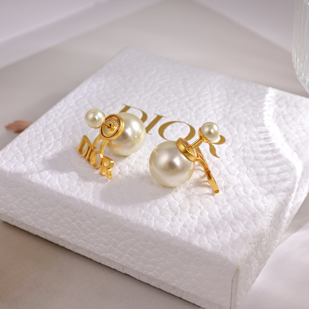 👌👌Dior 迪奥 耳钉 专柜新款上市 美得不要不要的 唯美 浪漫 人手必备款 火爆小红书 精选专柜🆕一