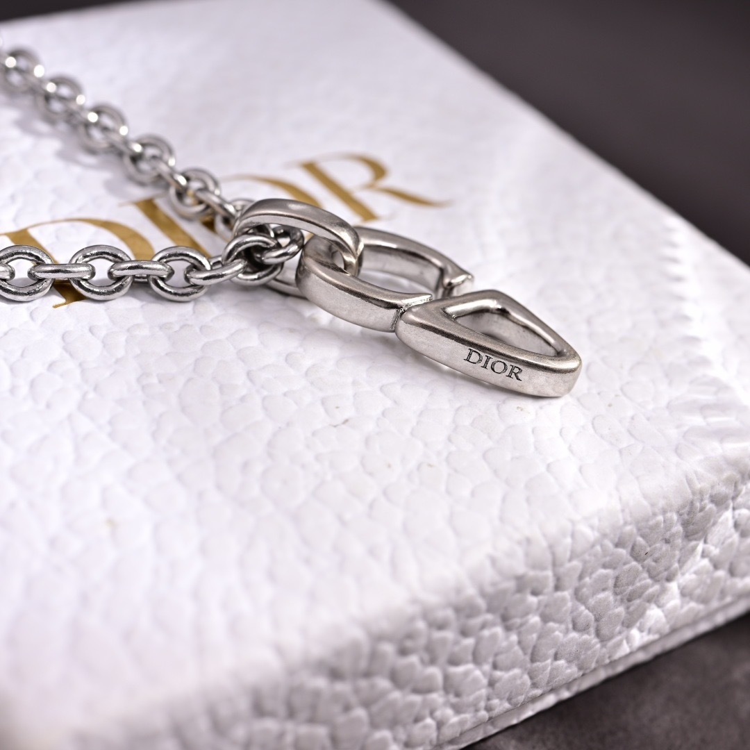 项链耳钉👌👌Dior 迪奥 项链 ❤耳环️❤️专柜新款上市 美得不要不要的 唯美 浪漫 人手必备款 火爆