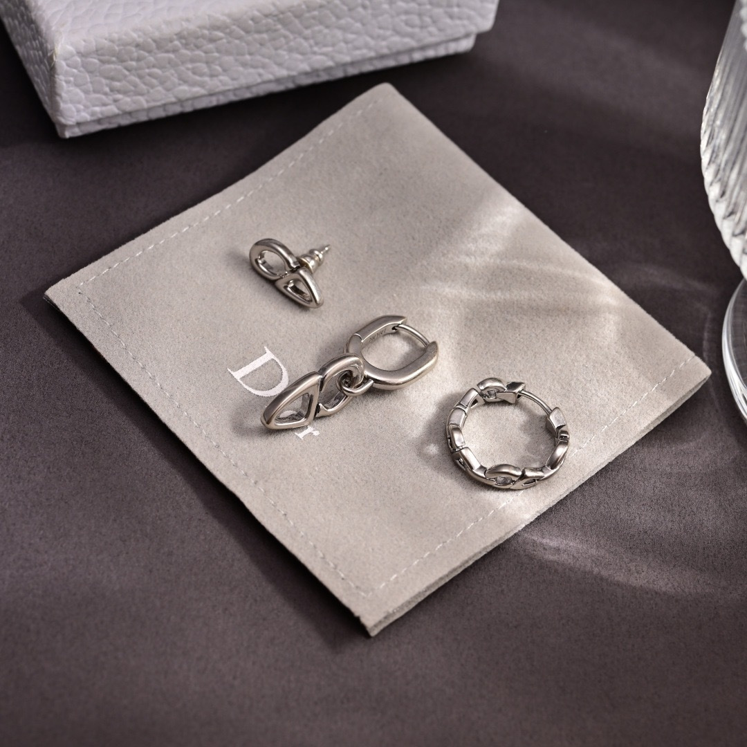 项链耳钉👌👌Dior 迪奥 项链 ❤耳环️❤️专柜新款上市 美得不要不要的 唯美 浪漫 人手必备款 火爆