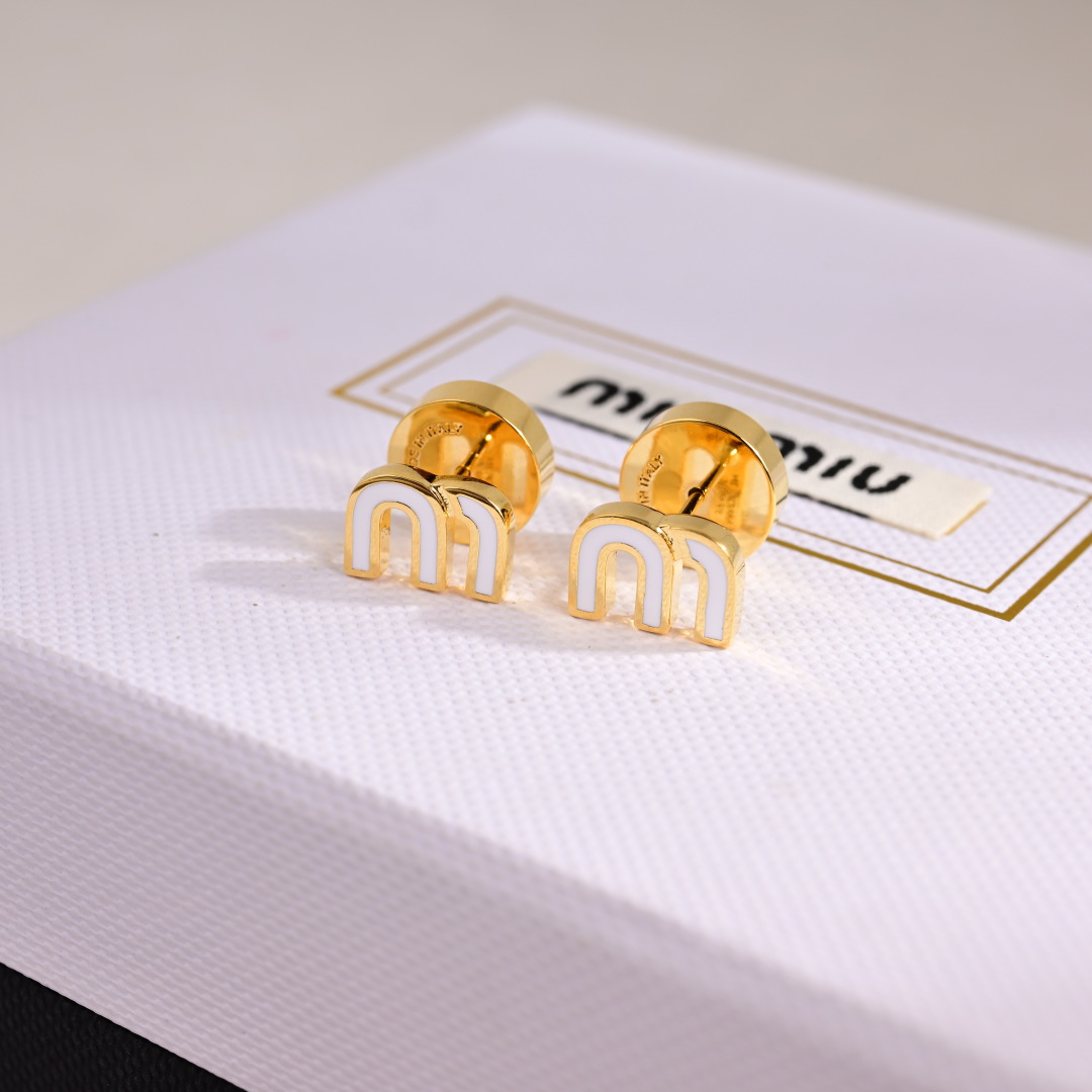 👑miumiu缪缪 🆕 m字母形耳钉🔸小红书时尚达人都有种草哦 显脸型 原版材质 很简约 日常配搭很不错