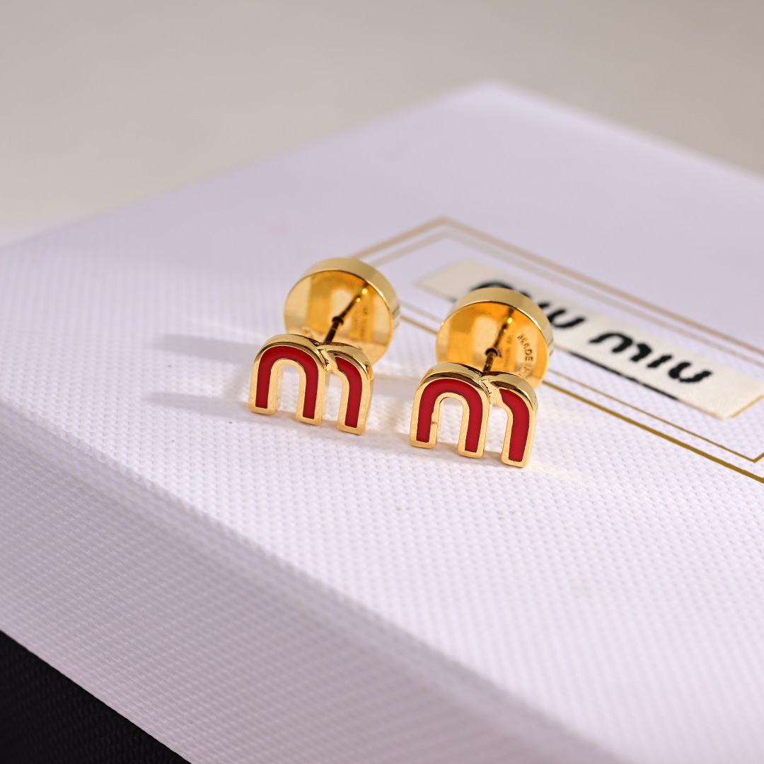👑miumiu缪缪 🆕 m字母形耳钉🔸小红书时尚达人都有种草哦 显脸型 原版材质 很简约 日常配搭很不错