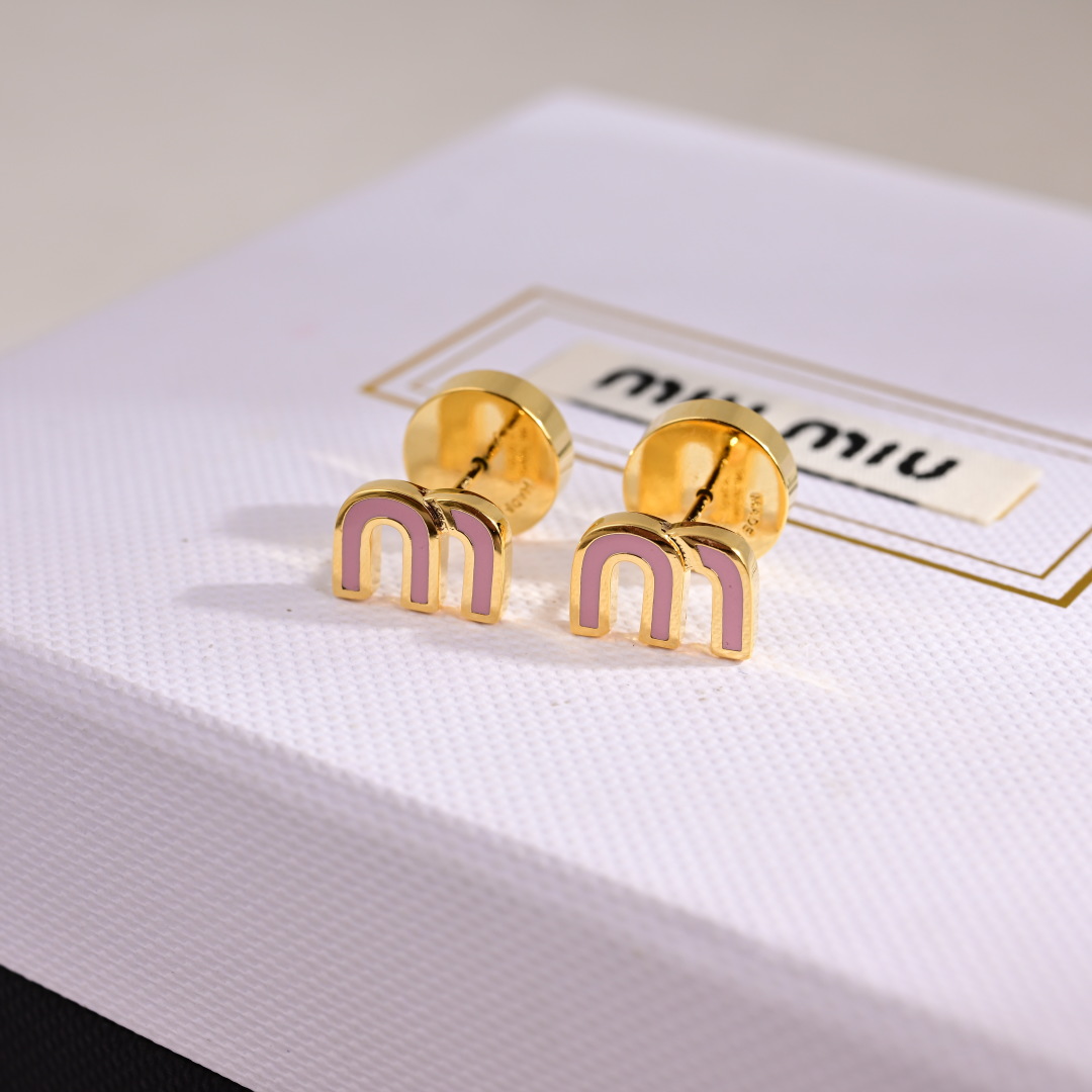 👑miumiu缪缪 🆕 m字母形耳钉🔸小红书时尚达人都有种草哦 显脸型 原版材质 很简约 日常配搭很不错