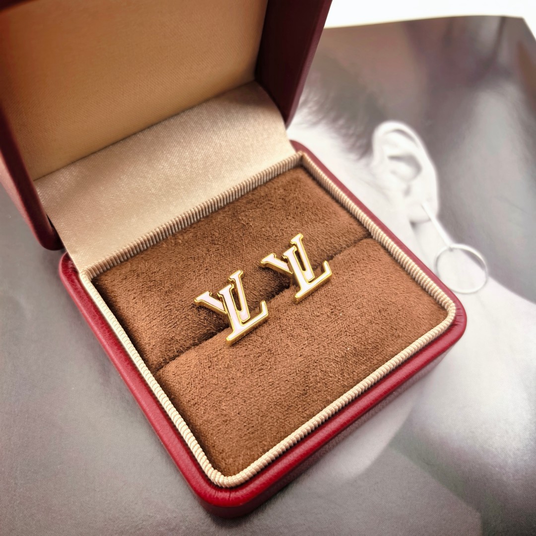 👌👌火爆 大气 LV  新款耳钉🌹🌹LOUIS VUITTON横扫时尚界，走秀款 街拍 经典元素独特见解