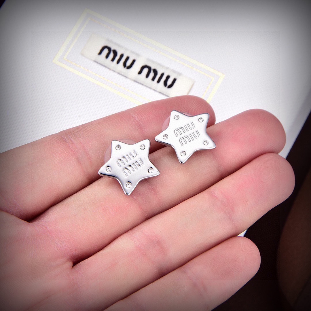 👌miumiu 巴黎秀场最新款五角星耳钉，整个秀场下来都是这款耳钉💌，细节，比例，尺寸大小，无异于专柜🆕