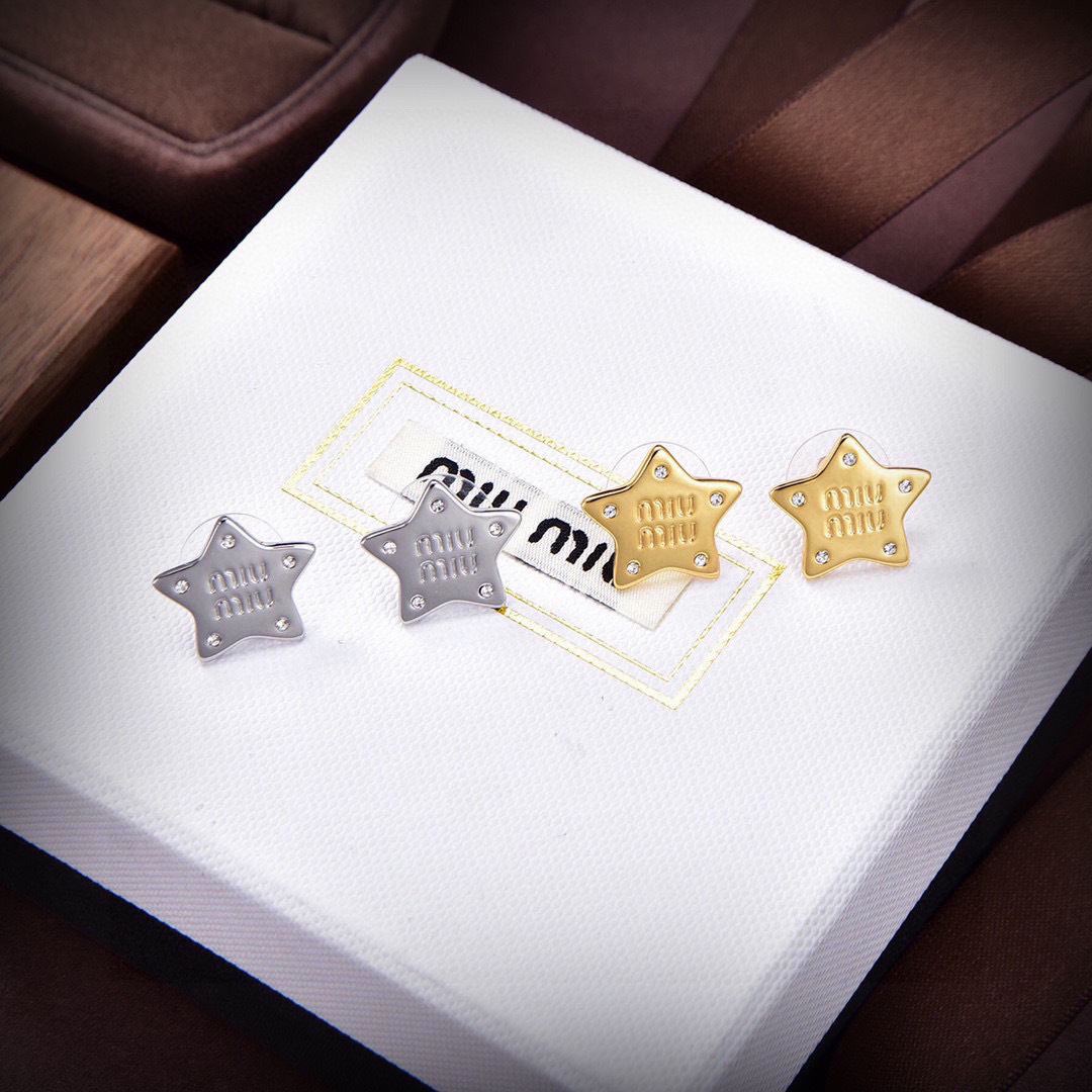 👌miumiu 巴黎秀场最新款五角星耳钉，整个秀场下来都是这款耳钉💌，细节，比例，尺寸大小，无异于专柜🆕