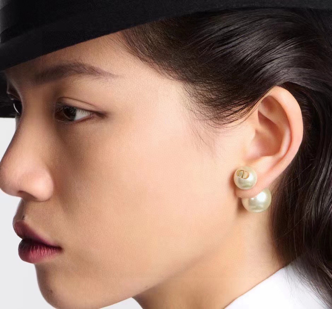 迪奥 新款👼一线大牌都爱的Dior·迪奥 新品耳环 金属质感逆袭版字母潮范儿抢风头  完全胜任现代年轻人