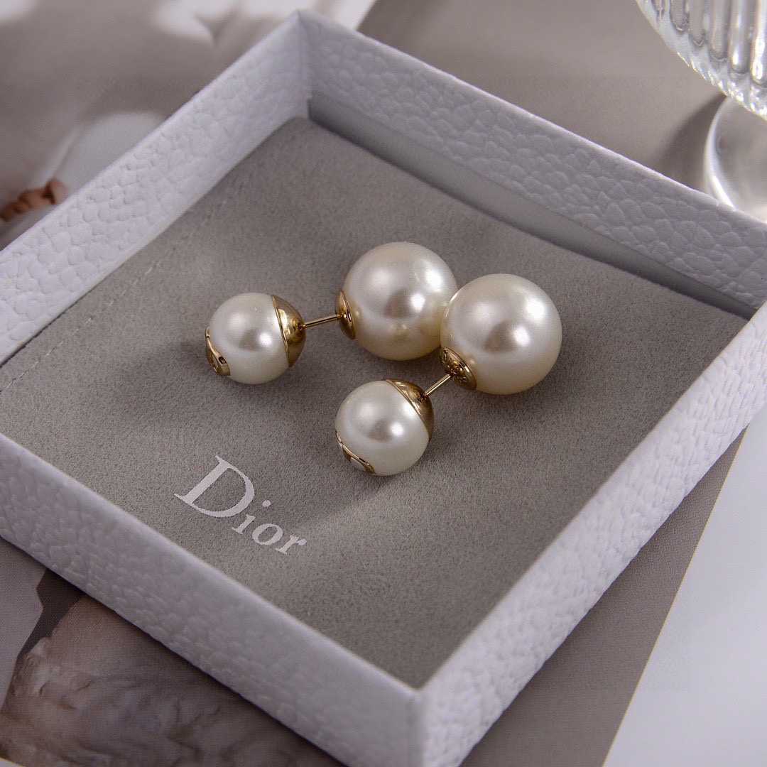 迪奥 新款👼一线大牌都爱的Dior·迪奥 新品耳环 金属质感逆袭版字母潮范儿抢风头  完全胜任现代年轻人