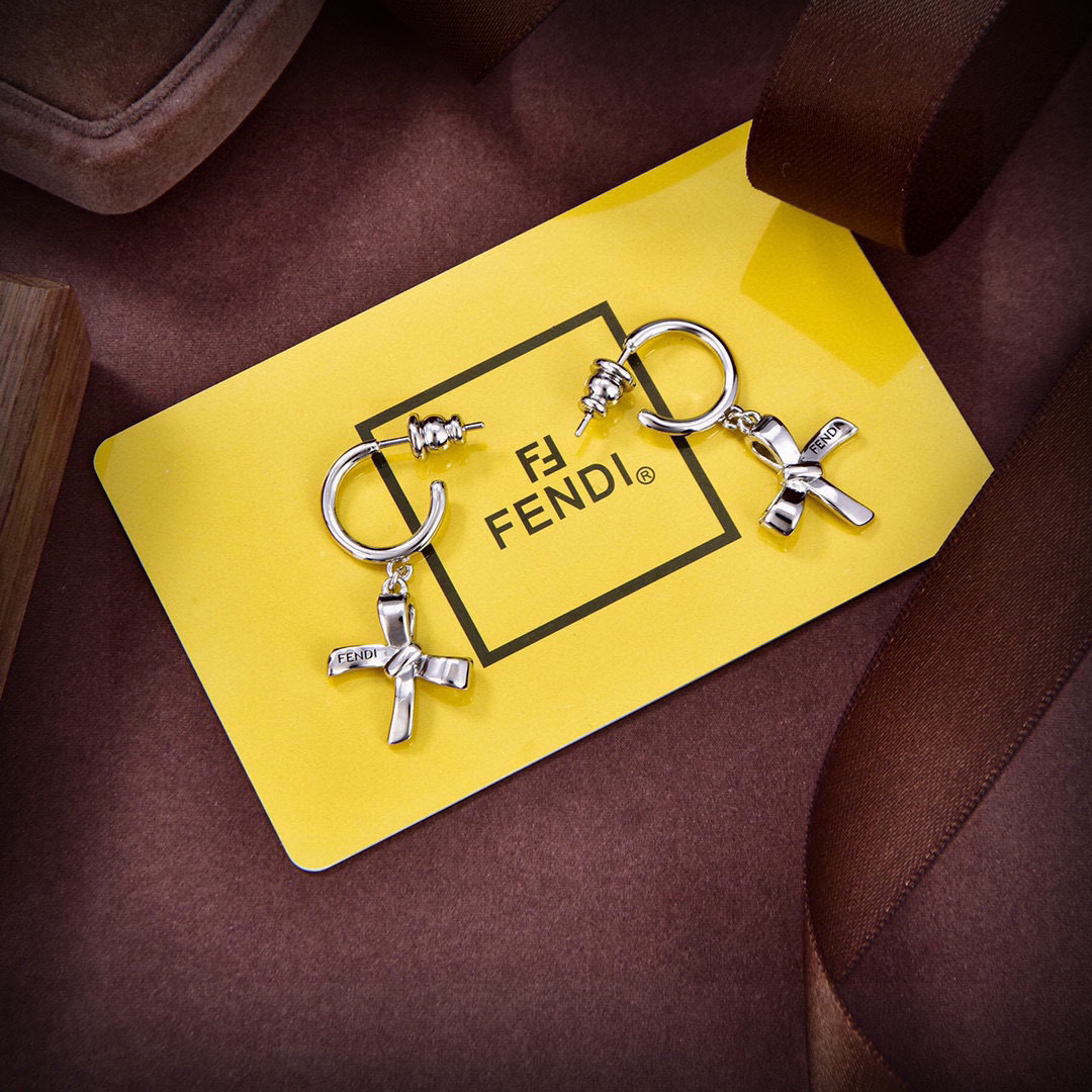 ❤️新品❤️FENDI 芬迪  logo耳环💎 高端定制  爆款新款 简单大方 华丽登场 ，很难见到如此