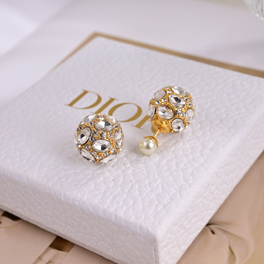 ❤️❤️迪奥 新款👼一线大牌都爱的Dior·迪奥 新品水晶耳环 金属质感逆袭版字母潮范儿抢风头  完全胜