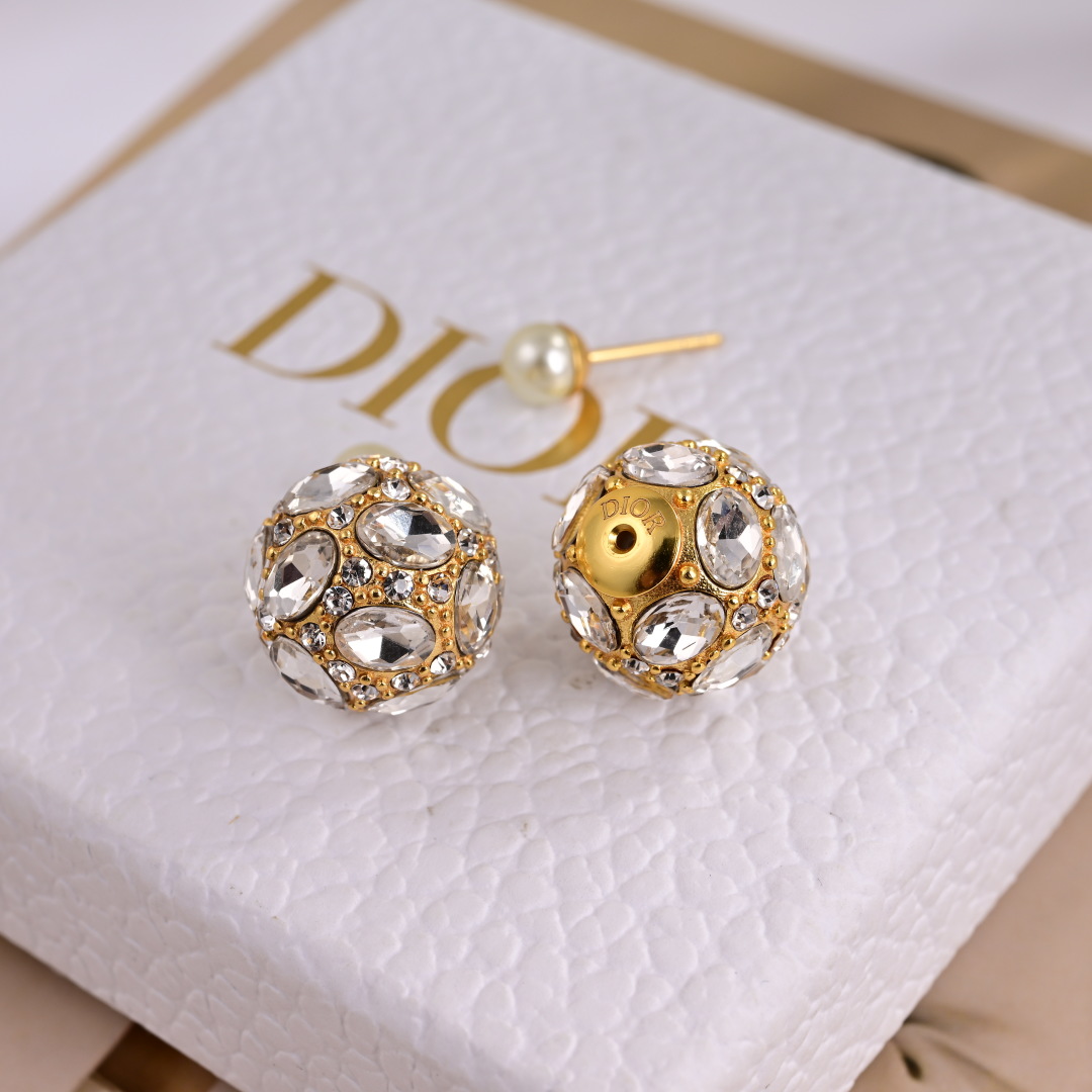 ❤️❤️迪奥 新款👼一线大牌都爱的Dior·迪奥 新品水晶耳环 金属质感逆袭版字母潮范儿抢风头  完全胜