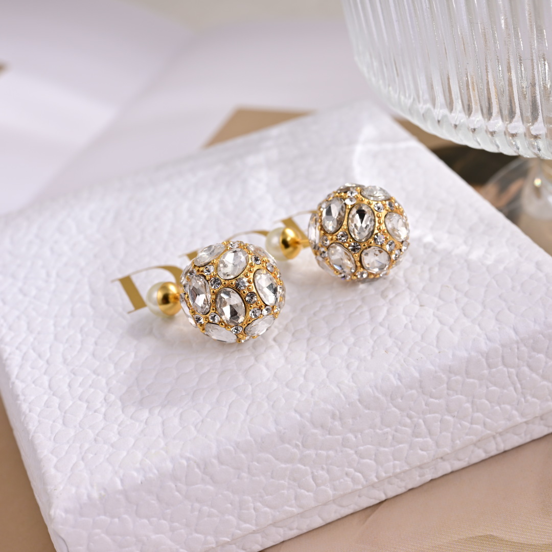 ❤️❤️迪奥 新款👼一线大牌都爱的Dior·迪奥 新品水晶耳环 金属质感逆袭版字母潮范儿抢风头  完全胜