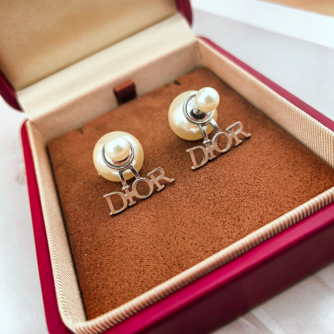 👌👌Dior 迪奥 耳钉 专柜新款上市 美得不要不要的 唯美 浪漫 人手必备款 火爆小红书 精选专柜🆕一