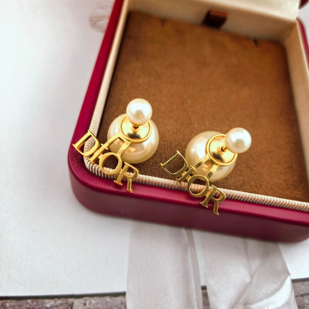 👌👌Dior 迪奥 耳钉 专柜新款上市 美得不要不要的 唯美 浪漫 人手必备款 火爆小红书 精选专柜🆕一