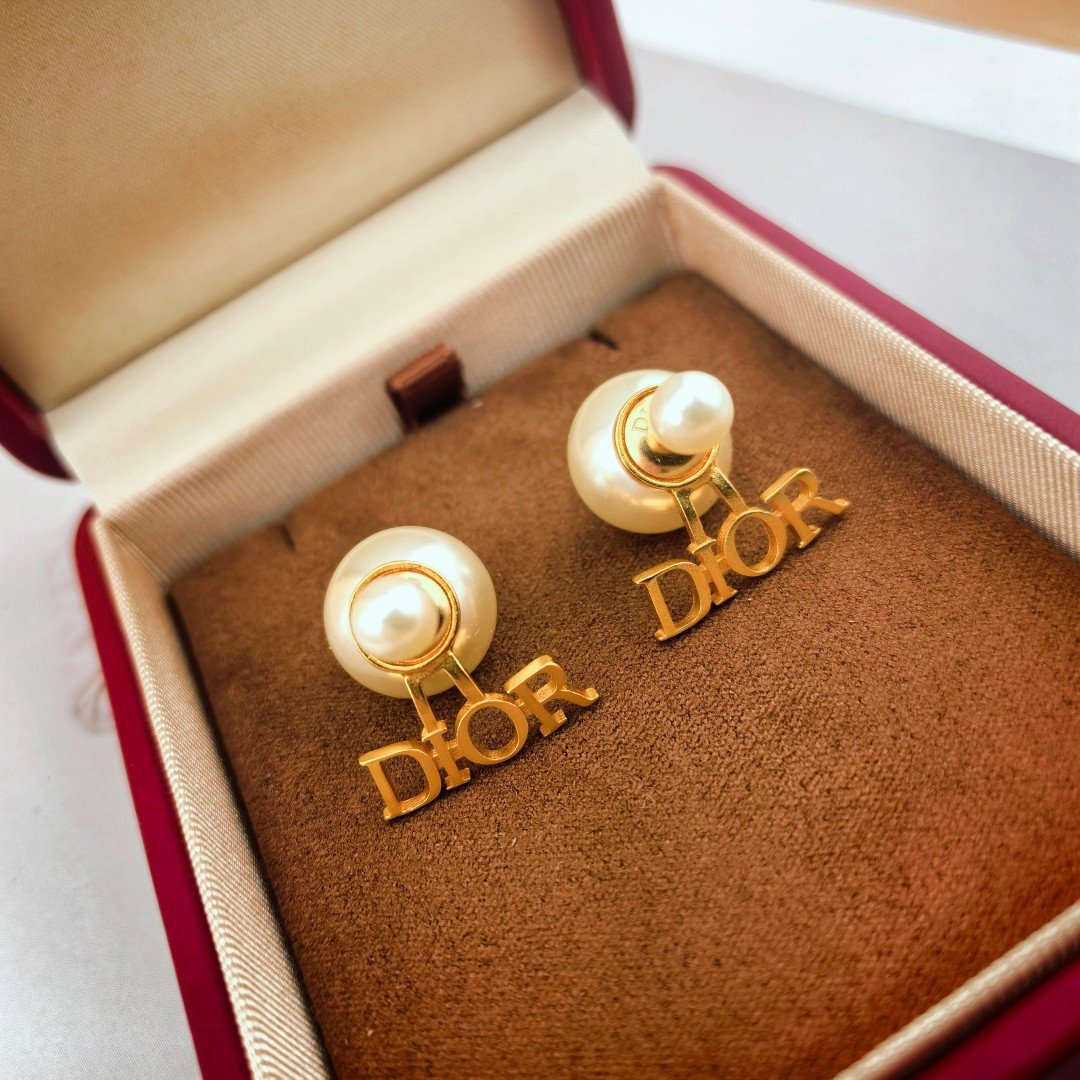 👌👌Dior 迪奥 耳钉 专柜新款上市 美得不要不要的 唯美 浪漫 人手必备款 火爆小红书 精选专柜🆕一