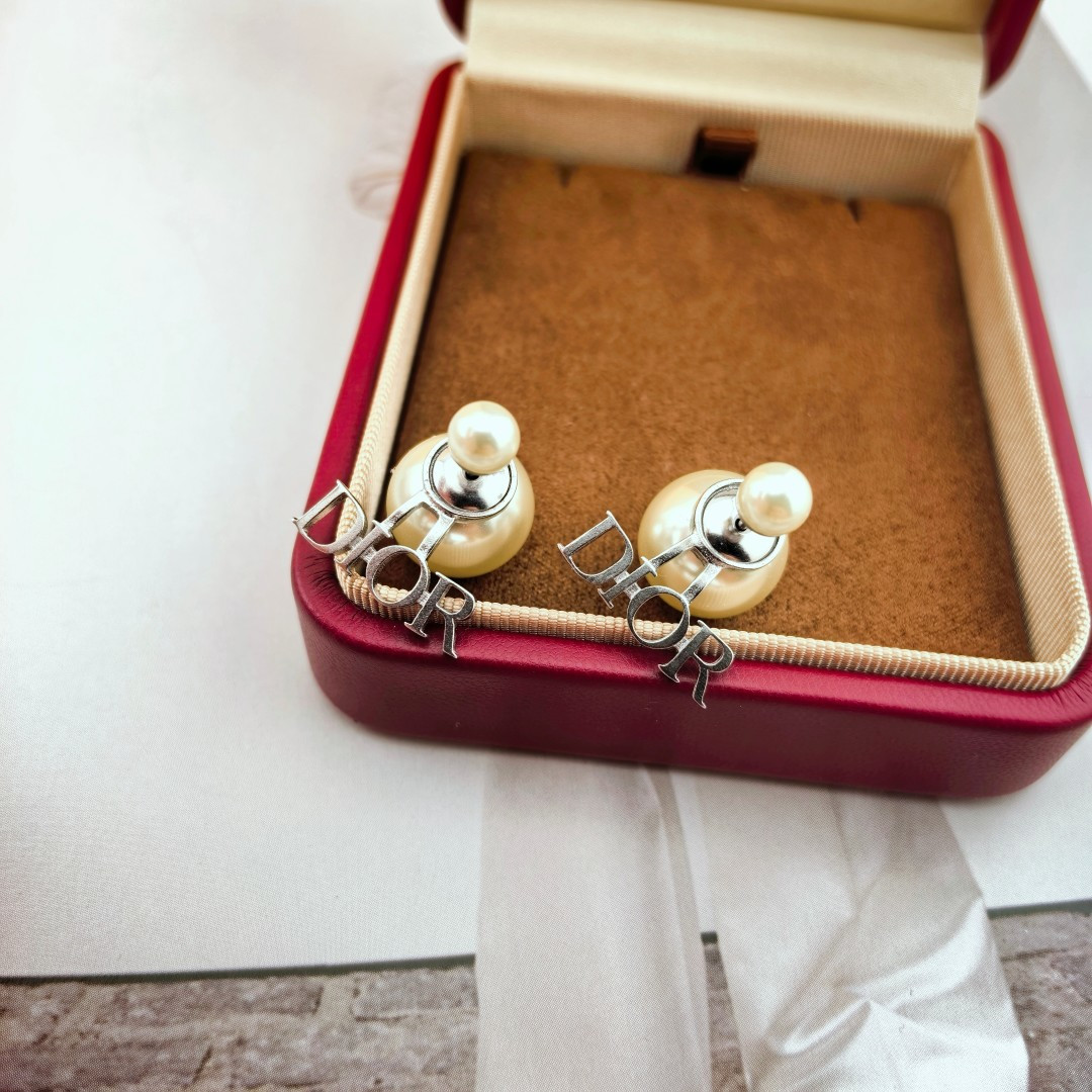 👌👌Dior 迪奥 耳钉 专柜新款上市 美得不要不要的 唯美 浪漫 人手必备款 火爆小红书 精选专柜🆕一