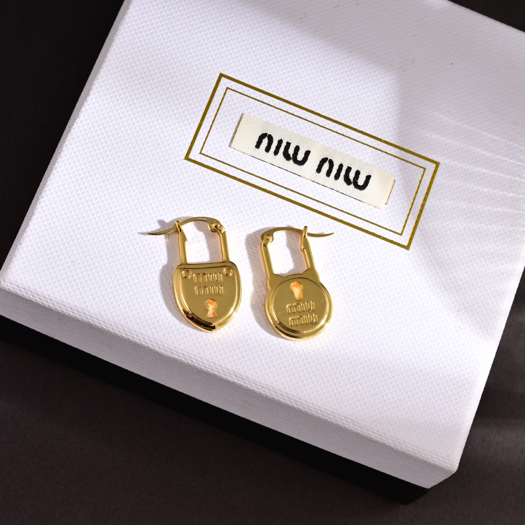👌专柜🆕打版 miumiu字母珍珠耳环 优雅大方精工设计   雕刻 非常修饰脸型    青春活力    
