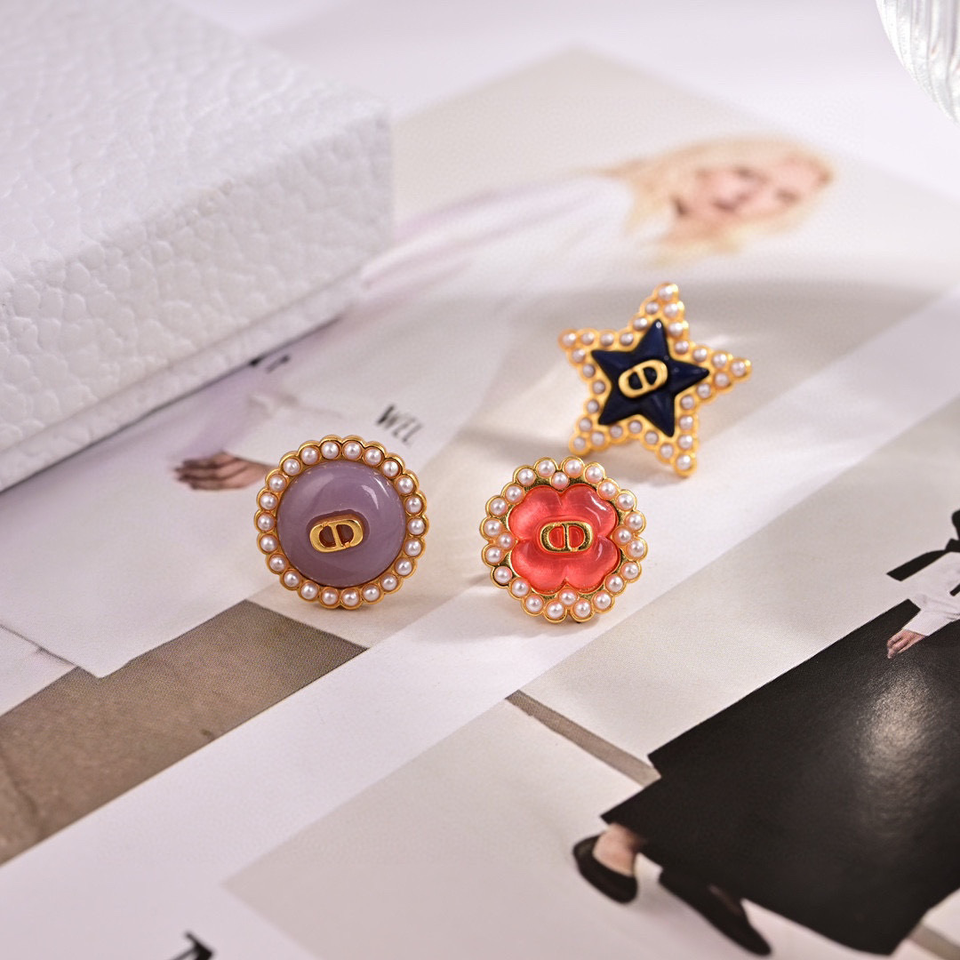 ❤️迪奥 新款👼一线大牌都爱的Dior·迪奥 新品字母耳环 金属质感逆袭版字母潮范儿抢风头  完全胜任现