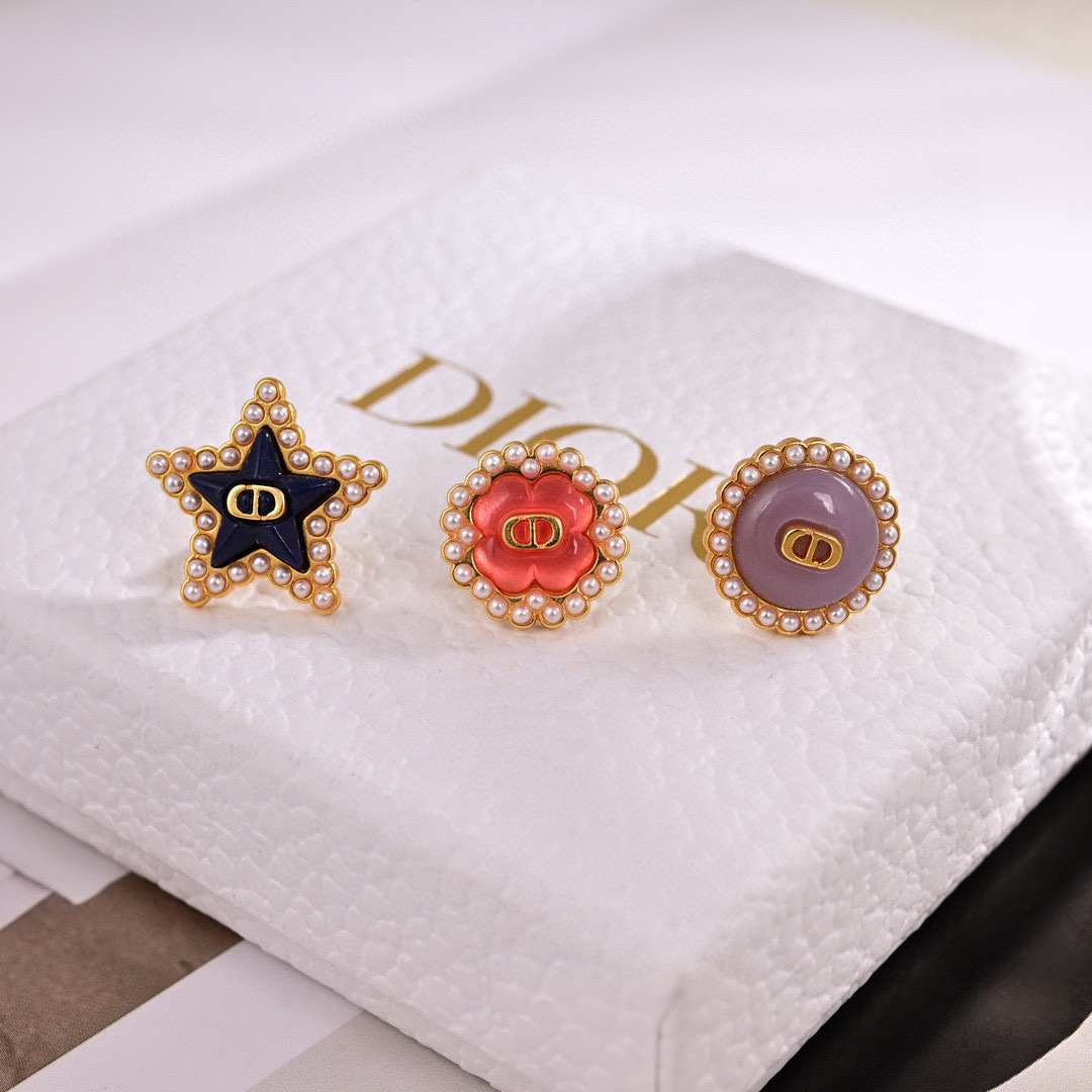❤️迪奥 新款👼一线大牌都爱的Dior·迪奥 新品字母耳环 金属质感逆袭版字母潮范儿抢风头  完全胜任现