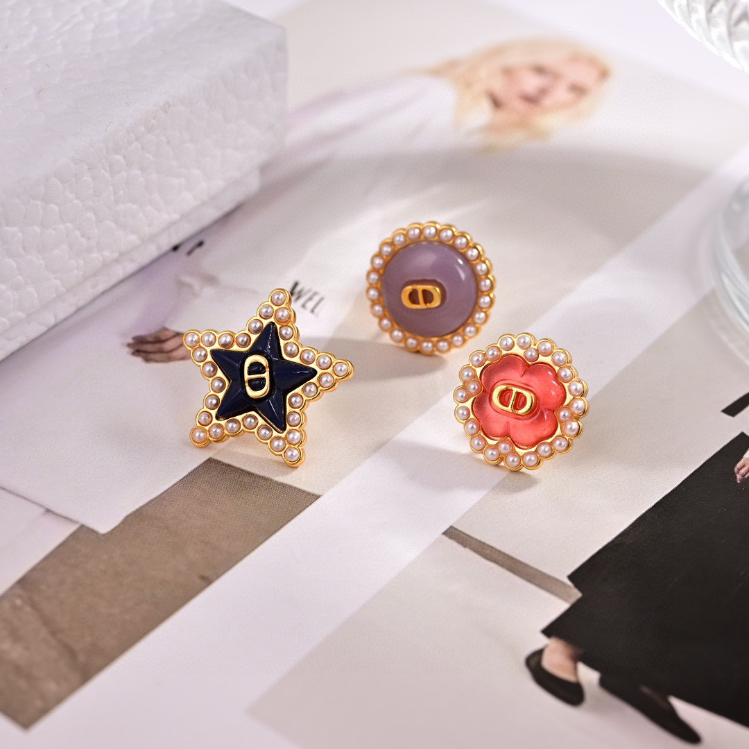 ❤️迪奥 新款👼一线大牌都爱的Dior·迪奥 新品字母耳环 金属质感逆袭版字母潮范儿抢风头  完全胜任现
