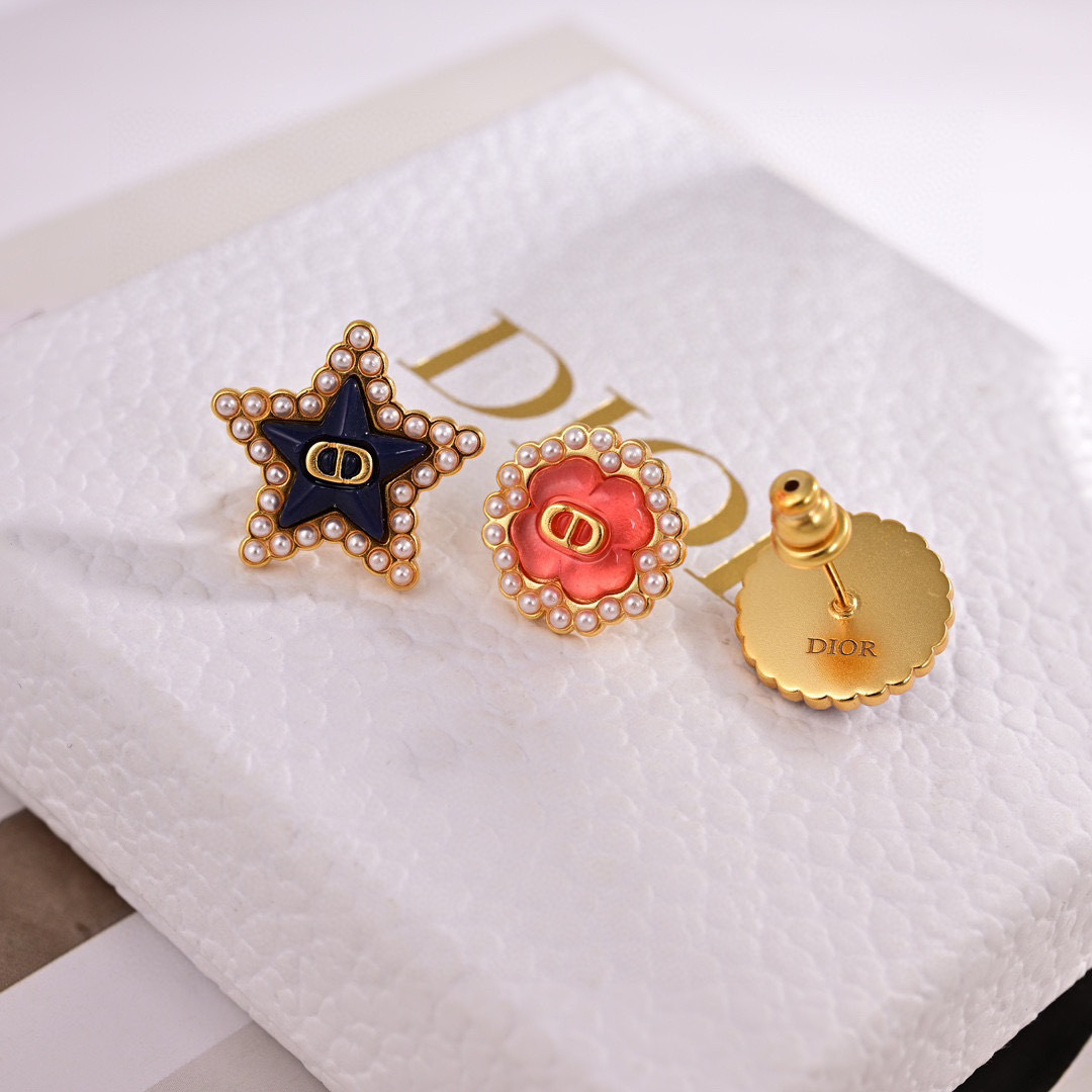 ❤️迪奥 新款👼一线大牌都爱的Dior·迪奥 新品字母耳环 金属质感逆袭版字母潮范儿抢风头  完全胜任现