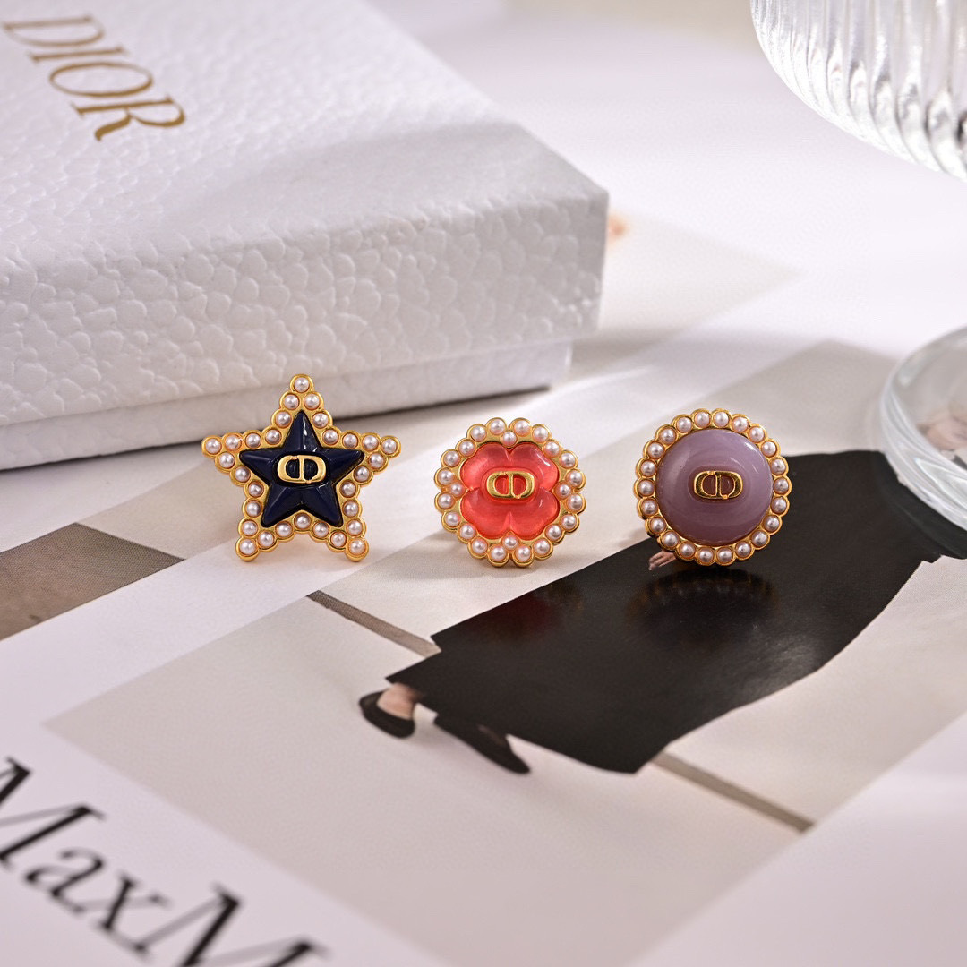 ❤️迪奥 新款👼一线大牌都爱的Dior·迪奥 新品字母耳环 金属质感逆袭版字母潮范儿抢风头  完全胜任现