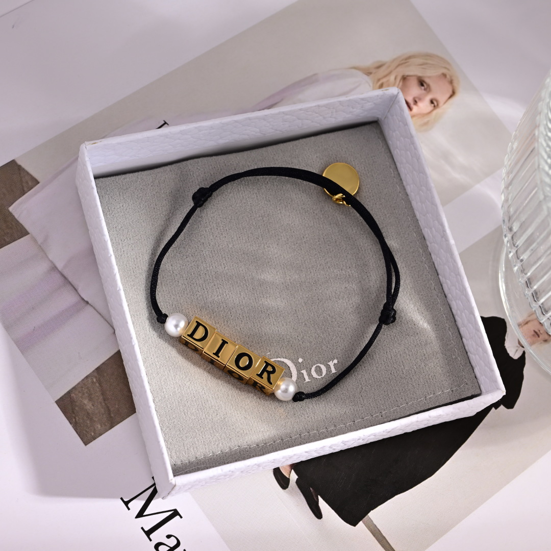 👌👌Dior 迪奥 苹果手链 ❤️专柜新款上市 美得不要不要的 唯美 浪漫 人手必备款 火爆小红书 精选