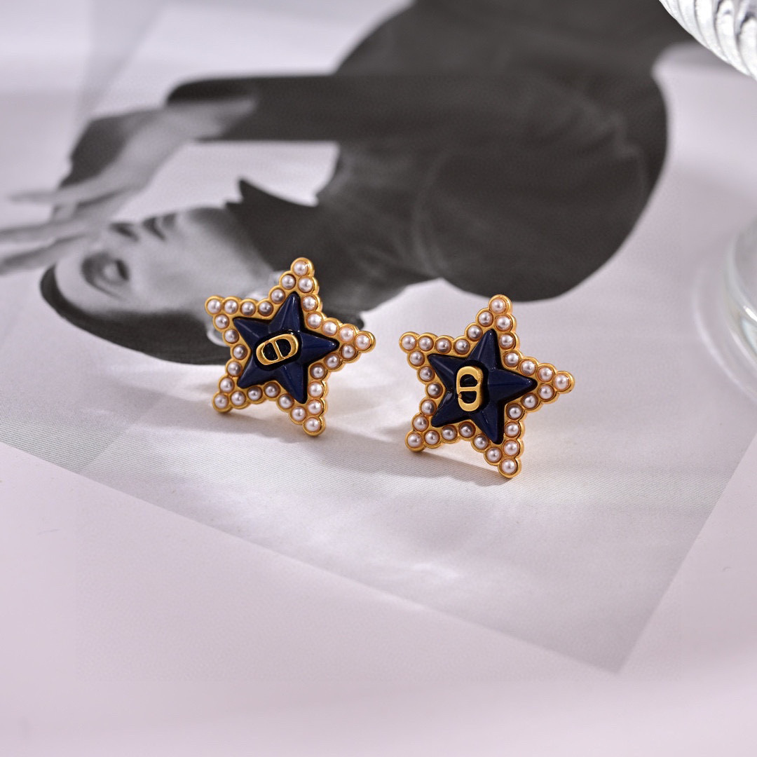 ❤️❤️迪奥 新款👼一线大牌都爱的Dior·迪奥 新品字母耳环 金属质感逆袭版字母潮范儿抢风头  完全胜
