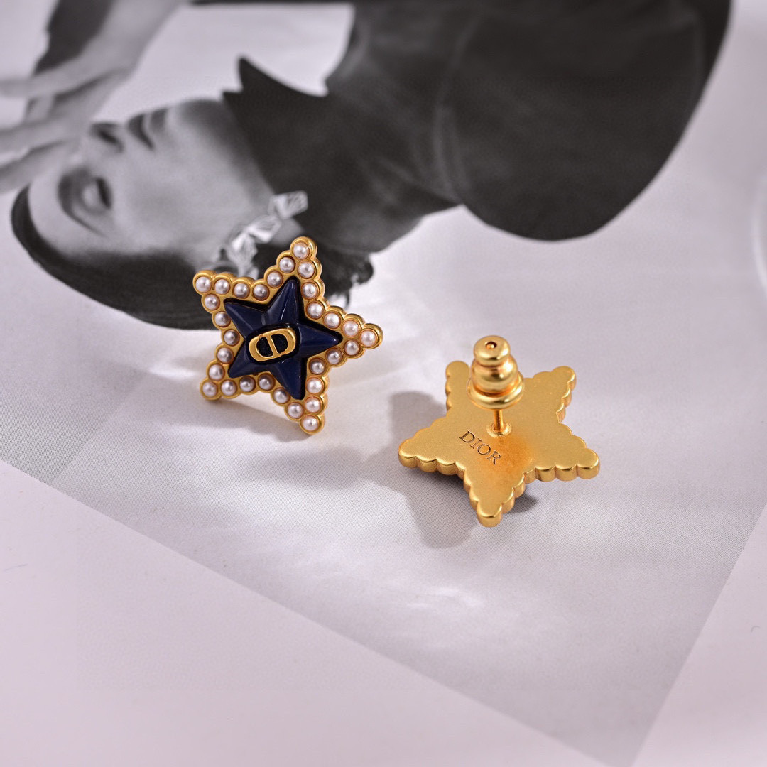 ❤️❤️迪奥 新款👼一线大牌都爱的Dior·迪奥 新品字母耳环 金属质感逆袭版字母潮范儿抢风头  完全胜