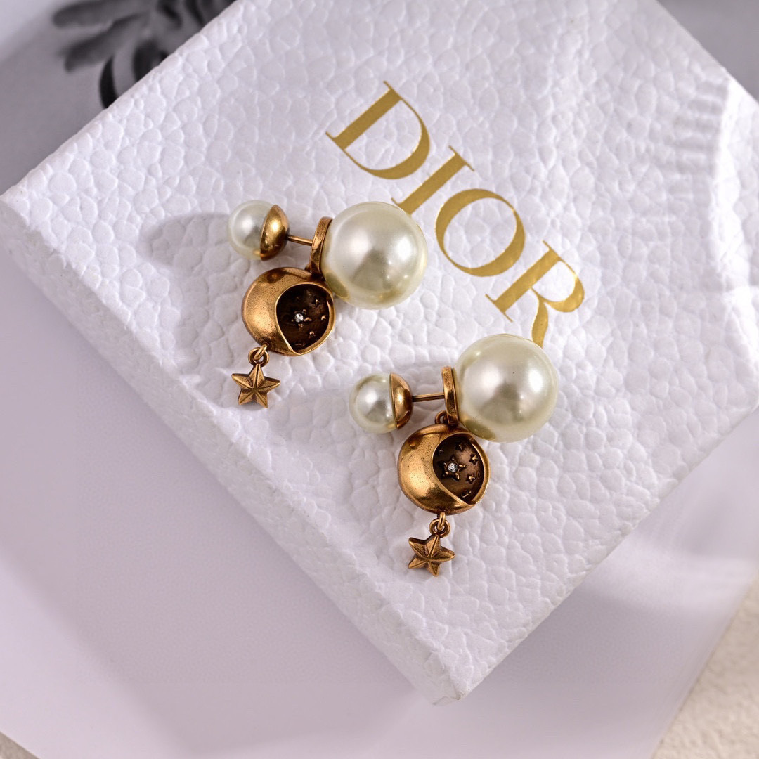 项链耳环❤️❤️迪奥 新款👼一线大牌都爱的Dior·迪奥 新品套装。金属质感逆袭版字母潮范儿抢风头  完