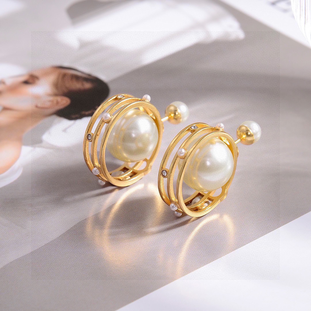 ❤️迪奥 新款👼一线大牌都爱的Dior·迪奥 新品字母CD耳环 金属质感逆袭版字母潮范儿抢风头  完全胜