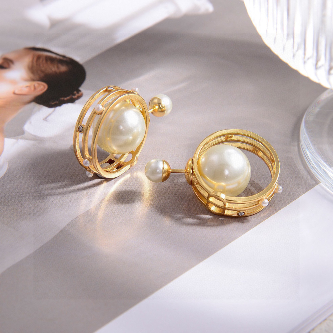 ❤️迪奥 新款👼一线大牌都爱的Dior·迪奥 新品字母CD耳环 金属质感逆袭版字母潮范儿抢风头  完全胜