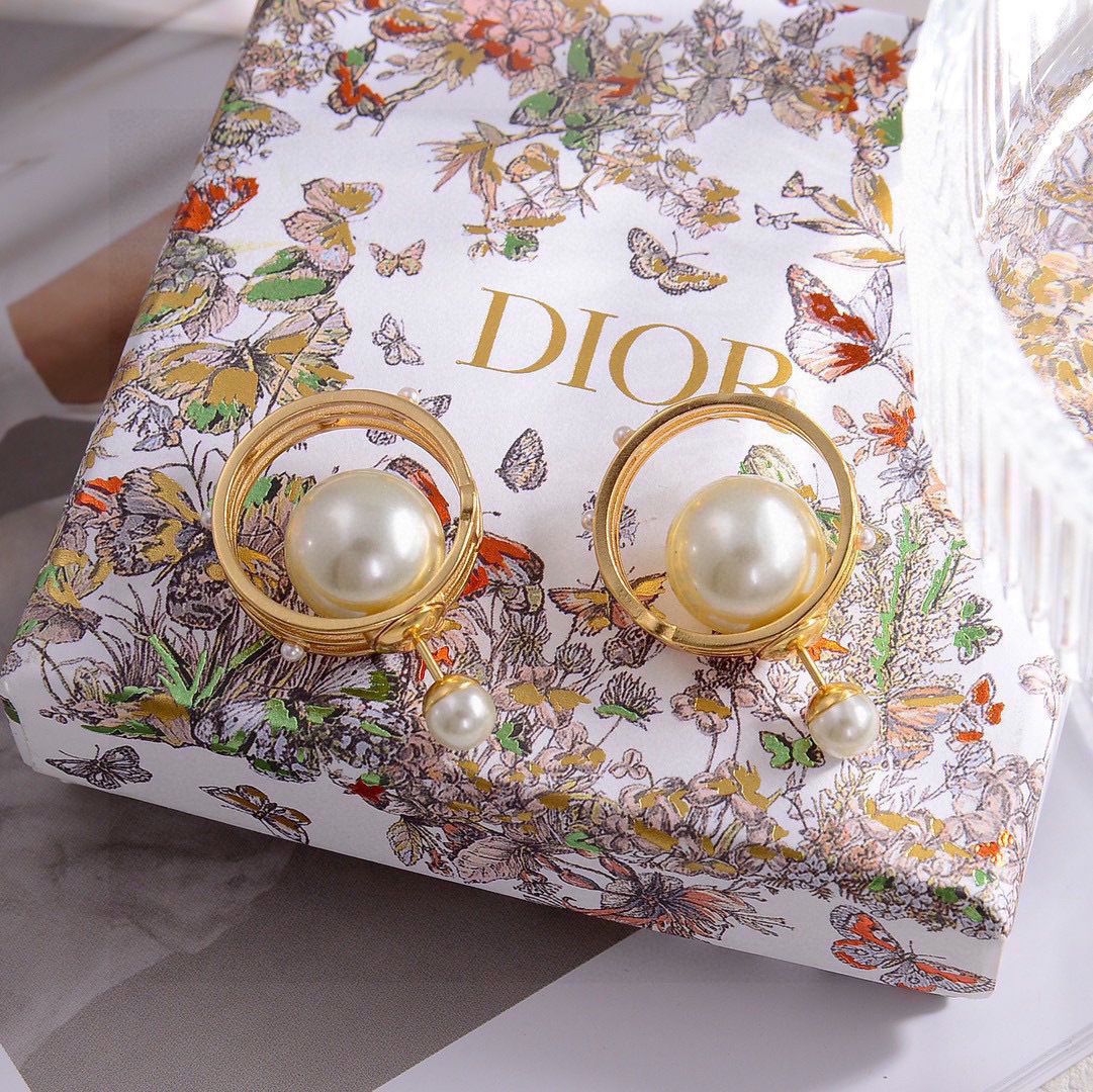 ❤️迪奥 新款👼一线大牌都爱的Dior·迪奥 新品字母CD耳环 金属质感逆袭版字母潮范儿抢风头  完全胜