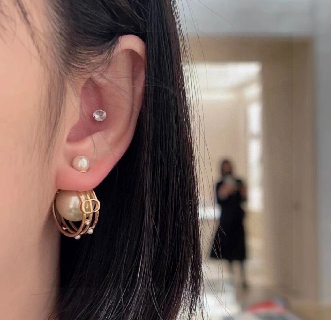 ❤️迪奥 新款👼一线大牌都爱的Dior·迪奥 新品字母CD耳环 金属质感逆袭版字母潮范儿抢风头  完全胜