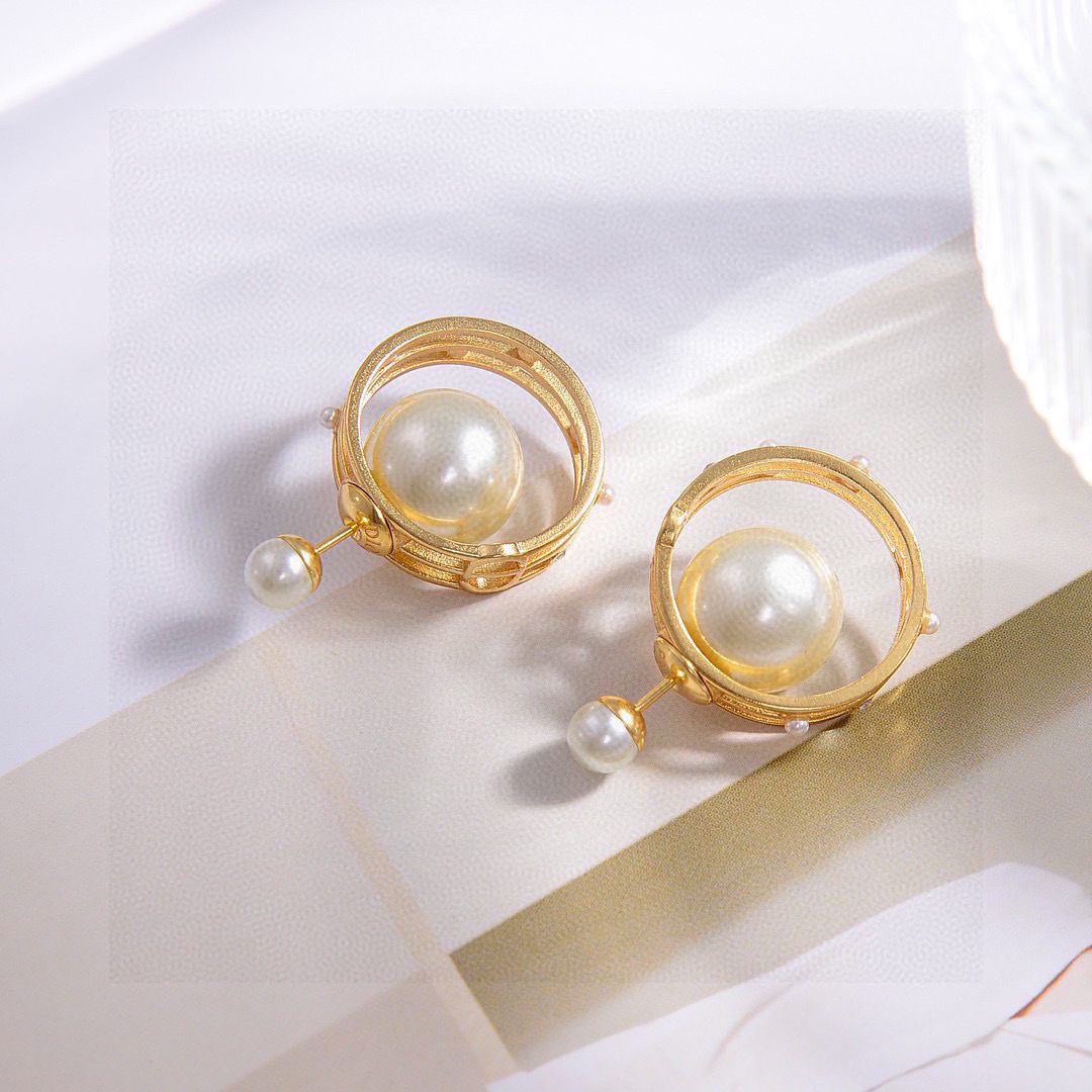 ❤️迪奥 新款👼一线大牌都爱的Dior·迪奥 新品字母CD耳环 金属质感逆袭版字母潮范儿抢风头  完全胜