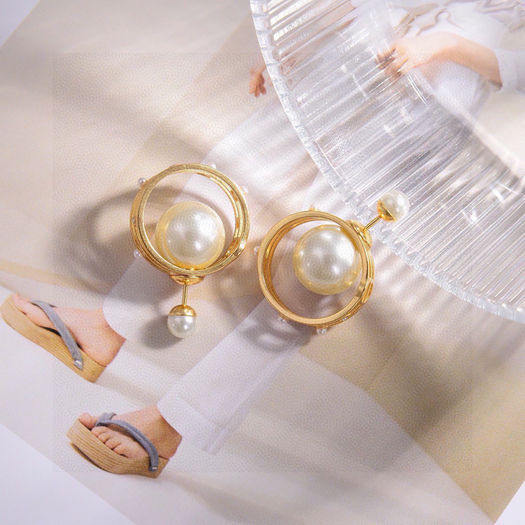 ❤️迪奥 新款👼一线大牌都爱的Dior·迪奥 新品字母CD耳环 金属质感逆袭版字母潮范儿抢风头  完全胜