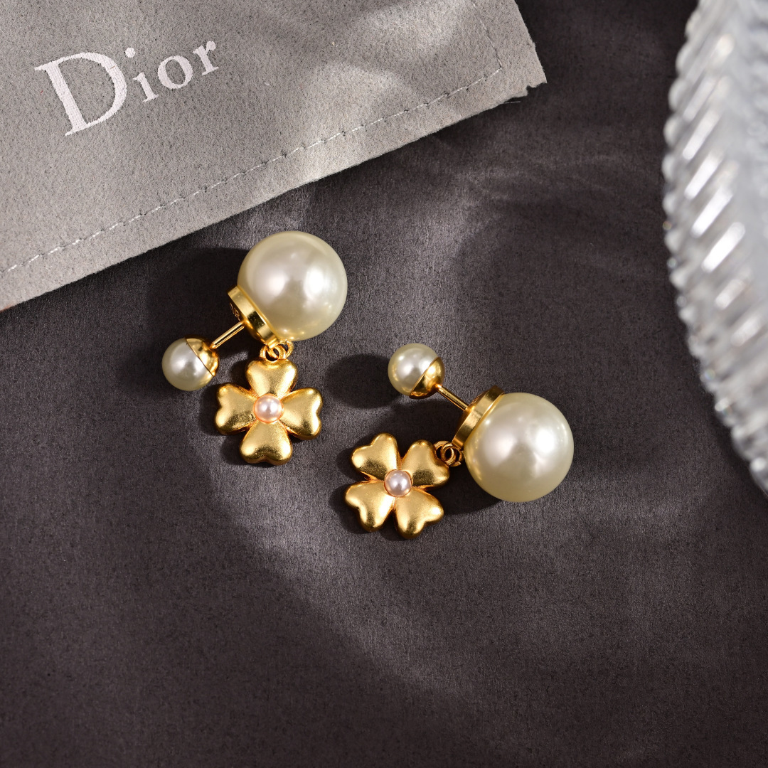 👌👌Dior 迪奥 珍珠耳环 专柜新款上市 美得不要不要的 唯美 浪漫 人手必备款 火爆小红书 精选专柜
