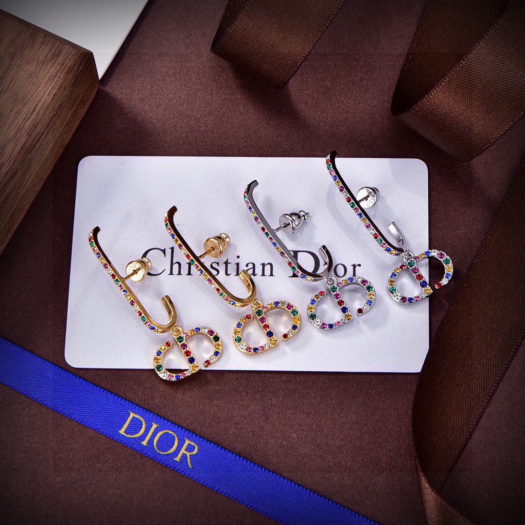  ❤️迪奥 新款👼一线大牌都爱的Dior·迪奥 新品蜜蜂耳环 金属质感逆袭版字母潮范儿抢风头  完全胜任