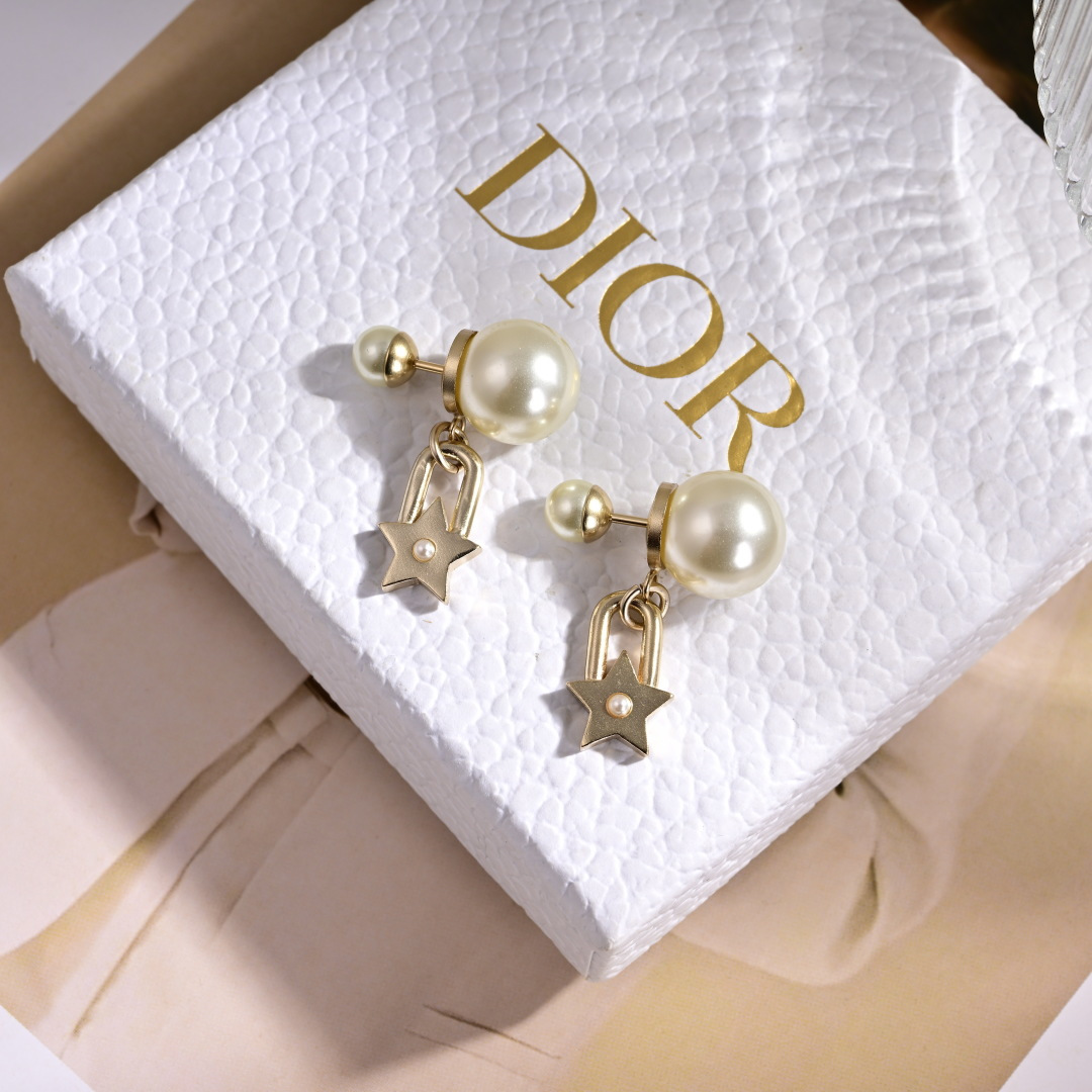 ❤️迪奥 新款👼一线大牌都爱的Dior·迪奥 新品耳环 金属质感逆袭版字母潮范儿抢风头  完全胜任现代年